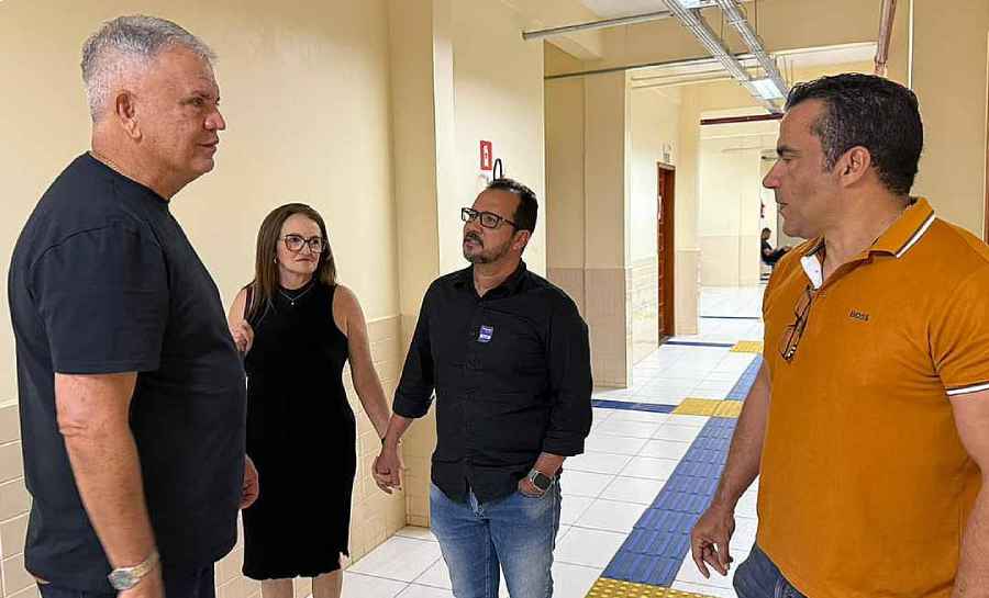 Petecão anuncia ginásio de R$ 1,8 milhão e entrega Vade Mecum na Ufac de Cruzeiro do Sul